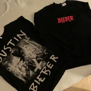 Två tröjor med Justin biber text på, i fint skick. Få bägge två! 
