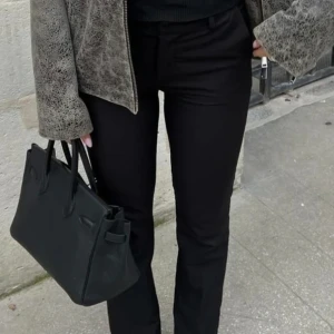 KOSTYMBYXA - Säljer mina Vilma kostym från bikbok. Har andvändigts men ingenting som syns alls dom är i nyskick. Hör gärna av er för fler frågor!❤️