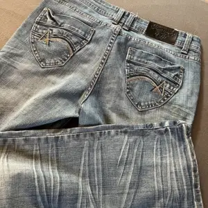 Bootcut jeans med coola fickor💕Kontakta för bilder på❤️Är storlek 40 men skulle säga att den är mer som storlek 38💕