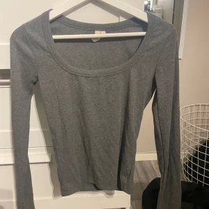 Grå urringad tröja  - Mörkgrå urringad tröja från nelly🩶använd en gång 