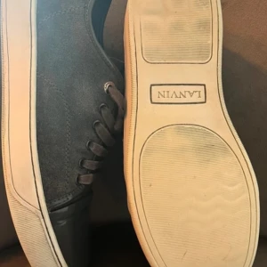 👟 Lanvin Glossy Toe Cap Skor 👟 - Letar du efter en snygg och stilfull touch grish till din garderob? Dessa Lanvin-skor med glossy toe cap är perfekta för att lägga till en touch av elegans till din outfit 8/10 - Använda med kärlek. Ett litet hål på sulan under, knappt synligt 