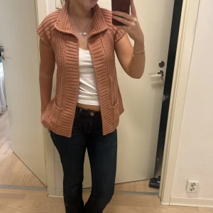 Kofta - Säljer denna trendiga koftan med korta armar då den inte kommer till användning☺️ storlek L men passa mig som har s/m❤️