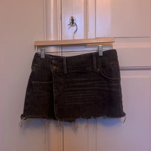 Minikjol i denim - Minikjol i denim från Weekday med superfin knäppning framtill. 