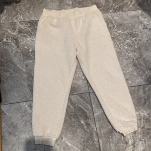 Teddybyxor - Mjuka och bekväma teddybyxor. Använd många gånger men har mycket mer att ge. Säljs i befintligt skick. Disneykollektion från hm. Säljs pga garderobrensning. Kika gärna på mina andra annonser, säljer mycket:) 