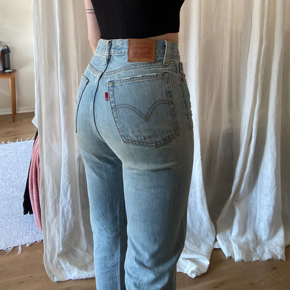 Levis jeans i den populära modellen Wedgie Straight. Midjan är 24 och längden är kroppad. Helt raka ben och fransade nedtill. Längden på byxbenet mätt från skrevet ner: 66 cm. Jeans & Byxor.