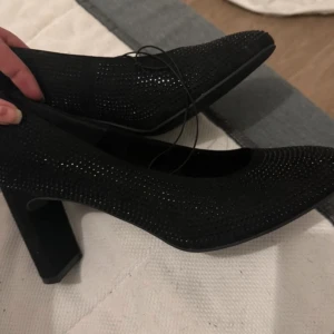 Helt oanvända klackskor  - Helt oanvända skor. 