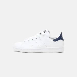 Stan Smith - Nyskick, använda några timmar. Storlek 38 2/3, passar 38-39. Kommer ej till användning för mig. Pris kan diskuteras💞