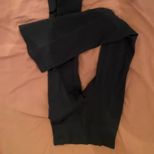 Träningsbyxor  - Nya träningsbyxor jätte snygga med vida ben, perfekt för både träning och vardag, långa i benen(är 170) 