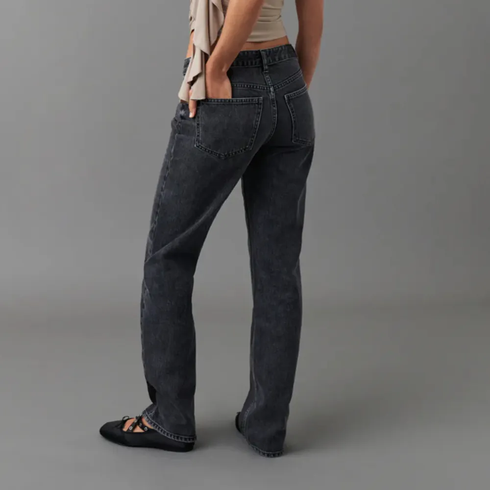 Säljer dessa jens från gina tricot i modellen low straight jeans, storlek 32. Färg: Svart. Har blivit lite urtvättade. Jeans & Byxor.