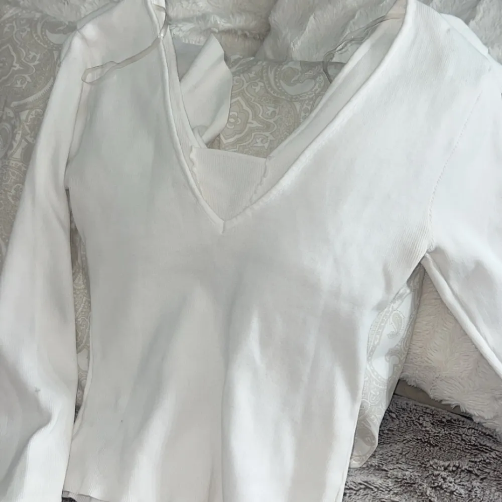 Jätte fin vit tröja som inte kommer till användning och tröjan har använts bara två gånger❤️. Blusar.