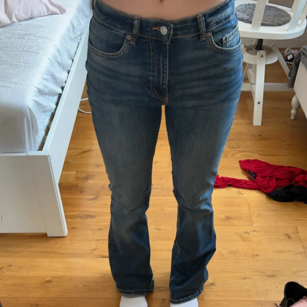 Midwaist zara jeans i strl 38/M! Använda ett fåtal gånger men hållet dit skick🌟 Org pris: 399:-. Jeans & Byxor.