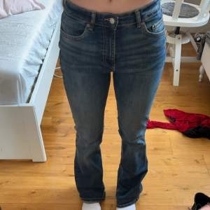 Midwaist zara jeans i strl 38/M! Använda ett fåtal gånger men hållet dit skick🌟 Org pris: 399:-