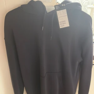 Hoodie - Weekday hoodie Prislapp kvar, alltså inte använd Köpt för 350 Strl M