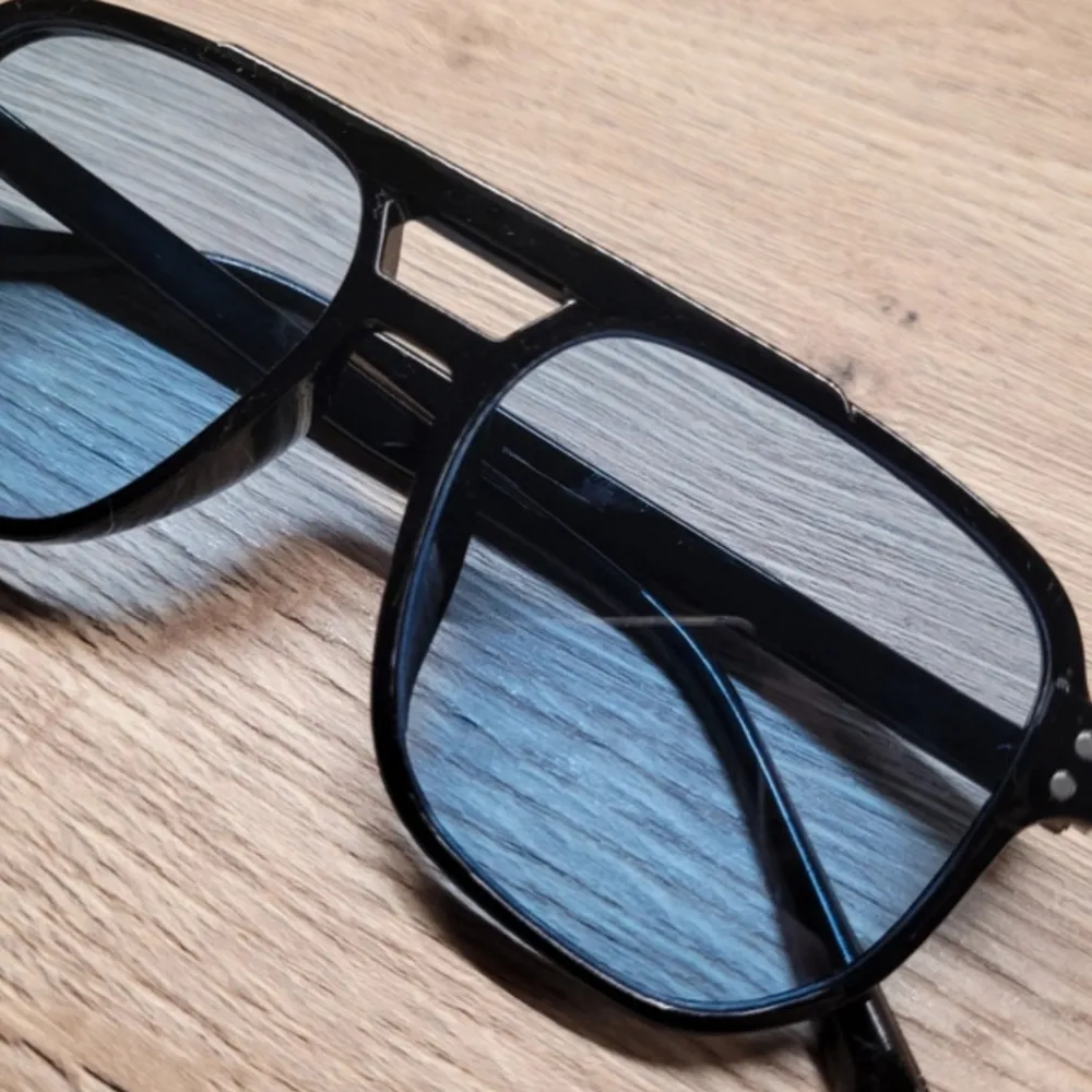 Solglasögon med ljusblått glas. Precis som nya, perfekt inför sommaren. Hör av er vid frågor!. Accessoarer.