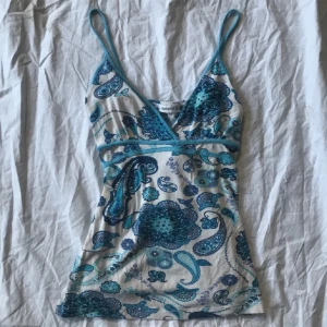 Blå mönstrad sommar topp! - Så fin sommartopp💙💙bilder lånade från förra säljaren! Man kan knyta där bak så de passar fler