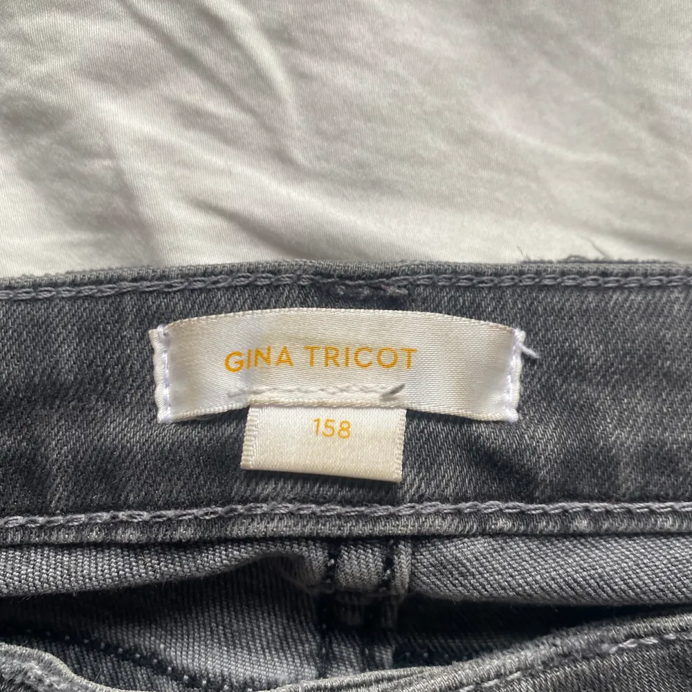 Säljer dessa mörkgrå jeans från Gina eftersom de har blivit för små för mig.  Är i inget fel på de och är i super bra sick❤️ . Jeans & Byxor.
