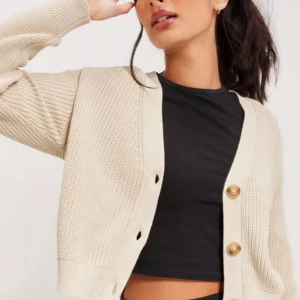 Kofta - Vit kofta från Nelly. Hittade den inte på hemsidan men det var den närmaste. Bilden är inte så bra min kom privat för fler bilder.  Storlek S. Säljer för 50kr❤️