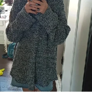 stickat tröja - Stor grå tröja köpt secondhand i fint skick. Jag har aldrig använt, bara provat.  Tröjan kan passa allt från XS till L beroende hur man vill att den ska sitta (jag har S)