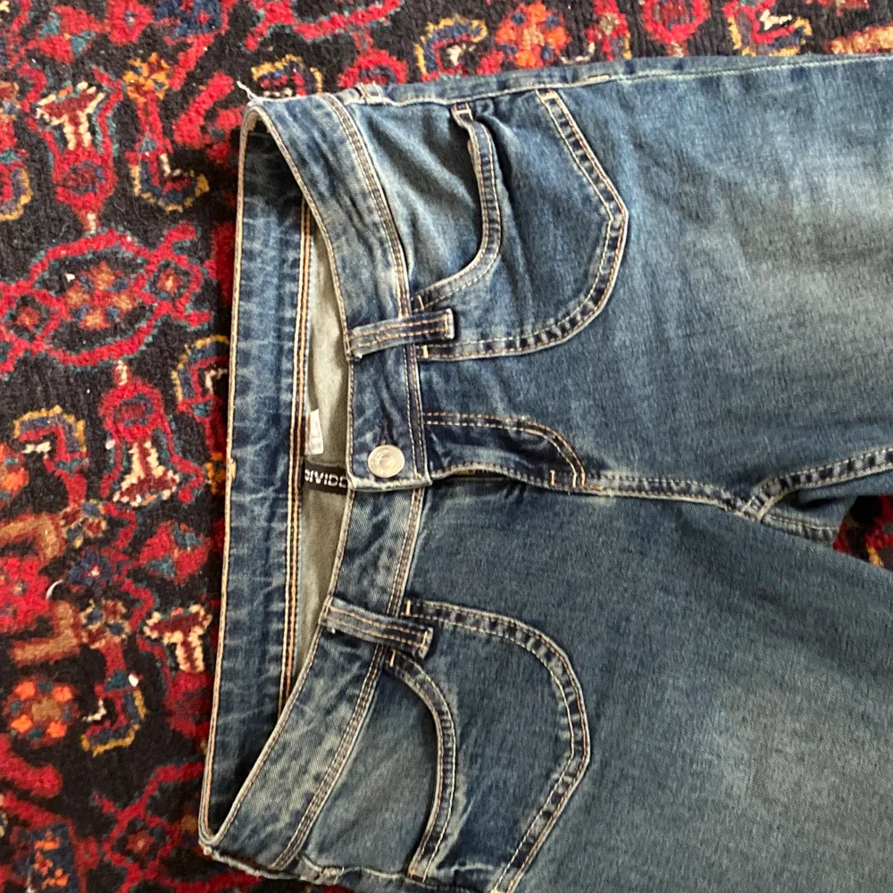 Säljer mina jättesnygga lågmidjade jeans då dom är förstora för mig. Har bara använt dom två tre gånger, kommer ej ihåg vart jag köpte dem🥰. Jeans & Byxor.
