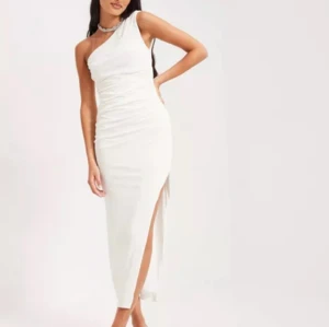 Studentklänning  - One shoulder vit klänning midi lång passar till student  (HELT OANVÄND) prislapp är kvar  Ordinarie pris 1200kr
