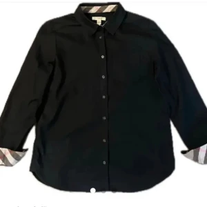 Burberry skjorta - Hej säljer min burberry skjorta som är för liten den ör knappt använd och ör i jätte bra skick 10/10 vid snabb affär kan priset förhandlas (äkta)