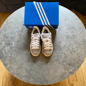 ADIDAS CAMUPS 00s - Säljer dessa gråa adidas camups 00s i storlek 37 och 39. Det går att fixa in fler storlekar samt färger. Kvitto finns✅. Skriv till mig vid eventuella frågor‼️