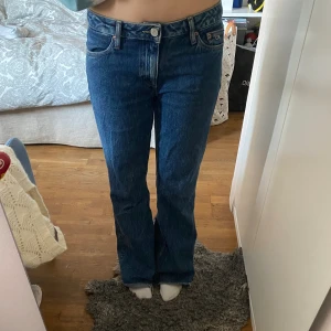 Lågmidjade jeans  - Skit snygga mörkblå Lågmidjade jeans från Tommy Hilfiger💙 