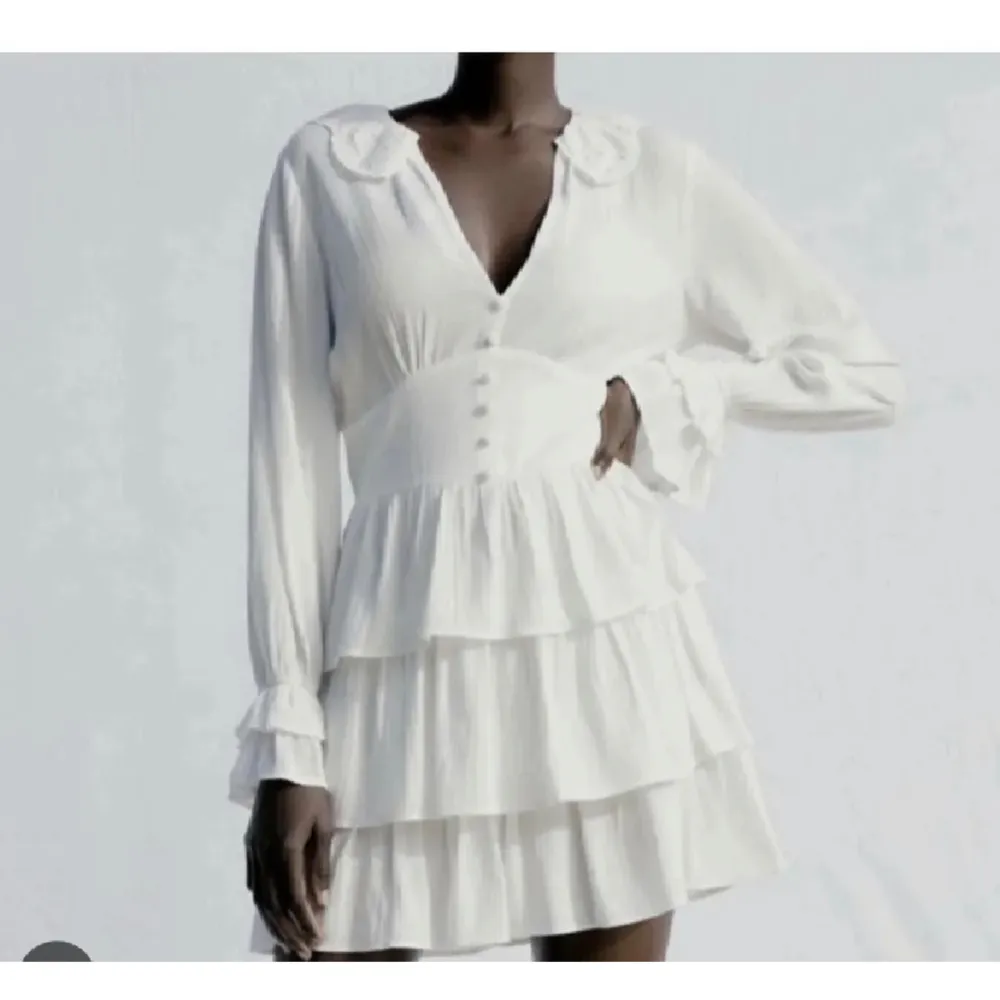 Jättefin vit klänning som passar perfekt till studenten💕 knappt använd. Klänningar.