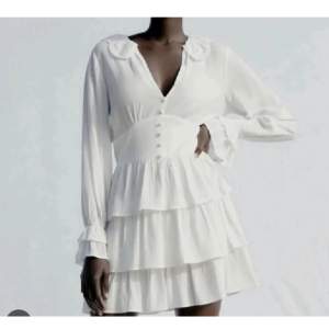 Jättefin vit klänning som passar perfekt till studenten💕 knappt använd