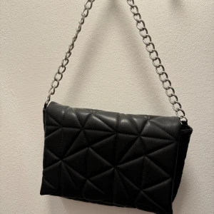 Väska Zalando - oanvänd väska från zalando, helt ny så inga defekter, aldrig fått använding av den ☺️ har ni funderingar så är de ba atåt höra av sig