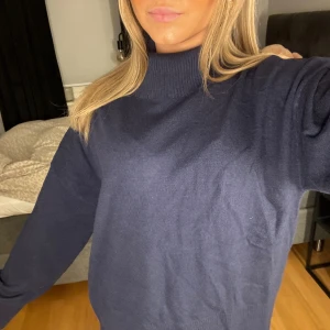 Stickad tröja - Supersöt finstickad tröja!!🩷 Superskick då den endast är använd några fåtal gånger. Köp via knappen ”köp nu”🙏🏼