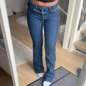 Säljer ett par snygga blåa jeans i storlek 36 från ginatricot. Dem är i bra skick. Nypris 500kr. Mått: midjemått- ca 34-35 cm, innerbenslängd- 78 cm. Skriv om du har några frågor💞
