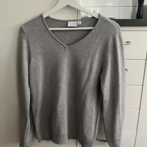 Stickad tröja  - Grå stickad tröja från Vila. Knappt använd 