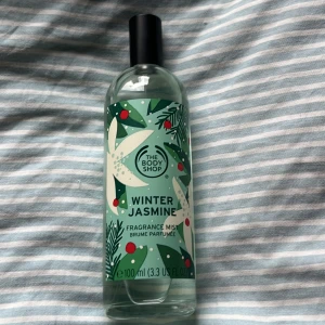 body mist - winter jasmine 💕 - säljer en body mist från the body shop, lite använd men nästan hela kvar 💕