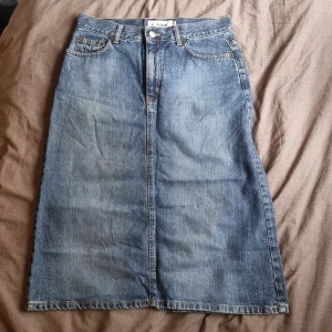 Lipp jeanskjol - Säljer en jeanskjol åt en kompis som har blivit använt mycket men ändå inte slitna