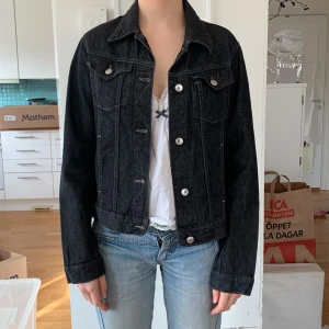 Svart jeansjacka  - Svart jeansjacka från Polarn och pyret 