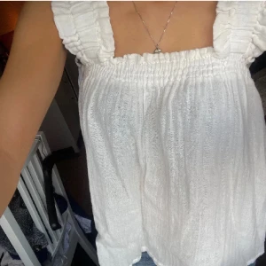 vit blus - första bild lånad av tidigare ägare/ almalahovary superfin vit blus från pieces, zalando💕 aldrig använd av mig så i superbra skick, storlek XS men passar S också