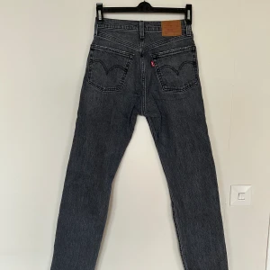 Levi’s jeans - Nästan helt oanvända jeans i storlek xs. Midwaisted.