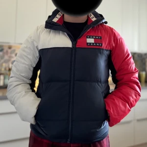 Tommy Hilfiger Jacka - Tommy Hilfiger Jacka Storlek S Köpt på Design Only i Göteborg för 3 år sen (3600kr) Finns att hämta i Torslanda