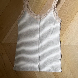 Guldigt linne - Så fint linne i vitt och guld. I perfekt skick⭐️