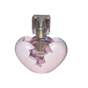 Ariana Grande parfym  - Säljer Ariana Grandes 30 ml thank you next parfym, finns ungefär en tredjedel kvar 