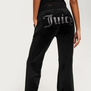 Säljer mina juicy byxor. - Jag säljer mina juicy byxor. Hittar inte bild på mig i dem.  Jag köpte dem för 800 o säljer dem för 300 så jag har haft dem i nån månad (nästan aldrig använda) 