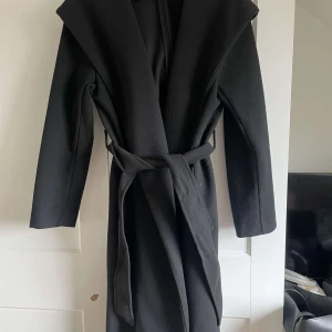 SVART ZARA KAPPA - Säljer min svarta kappa köpt från Zara för 559 kr. Använt några gånger men fortfarande i bra skick!