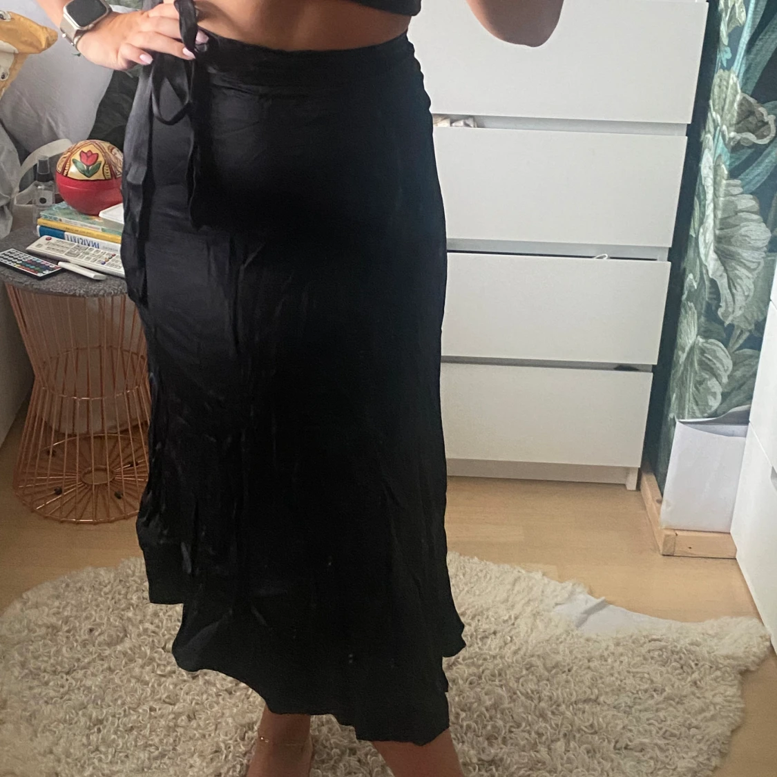 Svart satinkjol