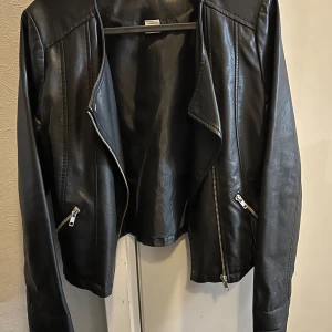 Väst och skinnjacka - Väst i stl 158 fr Cubus. Mkt fin! Skinnjacka i stl 164 fr Lindex. Också mycket fin.