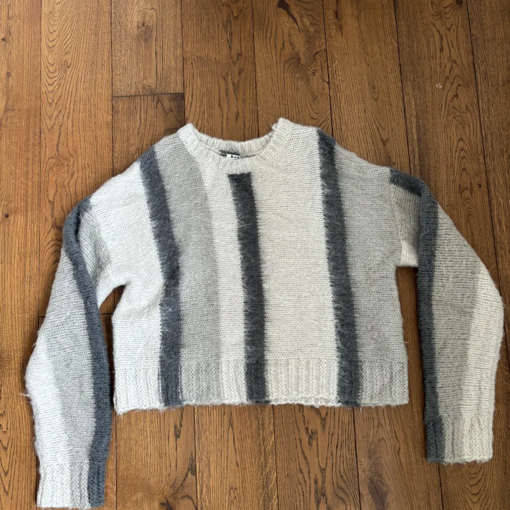 Stickad tröja från NA-KD Gjord av bland annat 7% ull, 5% alpacka Nyskick, använd 1-2 ggr  Sista bilden är från hemsidan. Stickat.