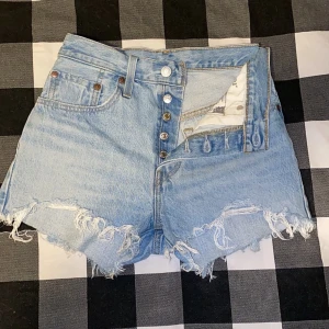 Levis shorts W26 - Hejsan, nu säljer jag mina Levis shorts. De är perfekt till sommaren och sitter jättefint på. Shortsen är använda ett par gånger men de är dock fortfarande i mycket gott skick. Vid frågor eller funderingar hör av er!🫶🏼