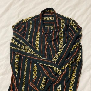 En skjorta - En skjorta i storlek M 