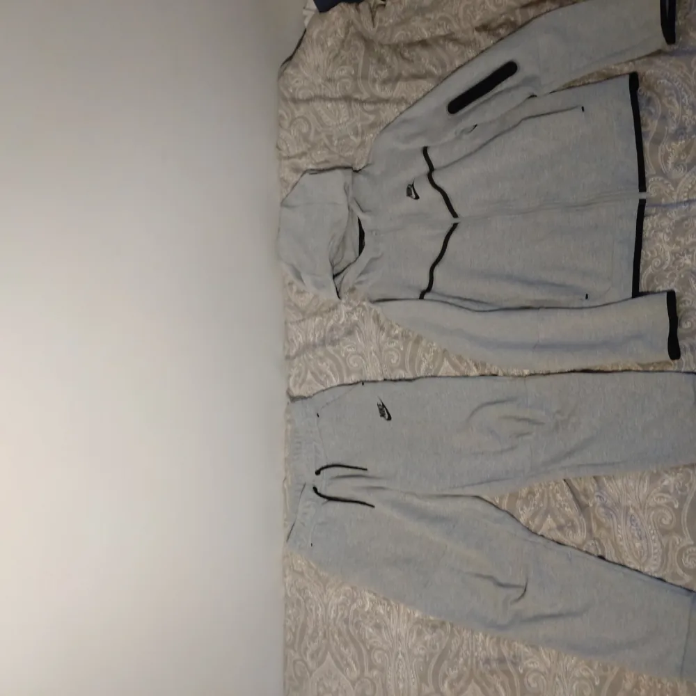 Jag säljer min Nike tech fleece tröja och byxor.  Nypris ca 2000 kr. Storlek 147-158 cm i både tröja och byxorna. . Övrigt.