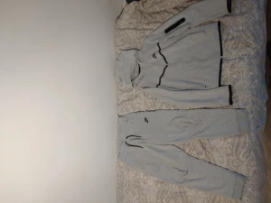 Nike tech fleece  - Jag säljer min Nike tech fleece tröja och byxor.  Nypris ca 2000 kr. Storlek 147-158 cm i både tröja och byxorna. 